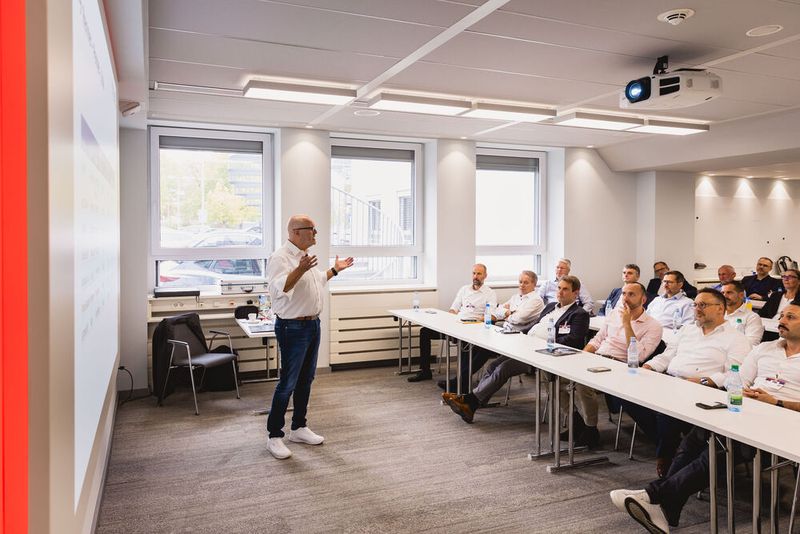 Impressionen vom 24. Würzburger EMS-Tag: Im Mittelpunkt standen aktuelle Branchenthemen, praxisnahe Impulse und insbesondere der persönliche Austausch innerhalb der EMS-Community. (Bild: Stefan Bausewein)