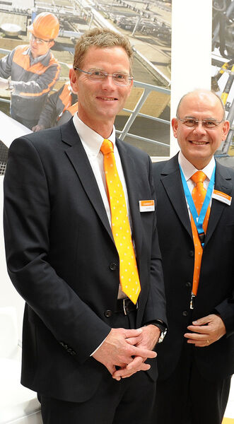 Hans Gennen (links) studierte Maschinenbau an der RWTH Aachen und startete 1990 seine berufliche Laufbahn bei Bayer. Dr. Walter Leidinger (rechts) begann seine Karriere vor 30 Jahren bei Bayer in Dormagen. Seit 2005 leitet er auch den Chempark Dormagen. (Bild: Currenta)