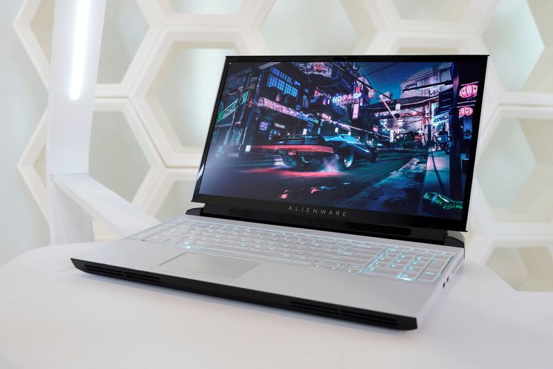Dells Gaming-Tochter Alienware setzt im neuen Spitzenmodell Area-51m einen Desktop-Prozessor von Intel ein. Damit wartet der aufrüstbare 17,3-Zoller mit acht Cores auf.  (Dell)
