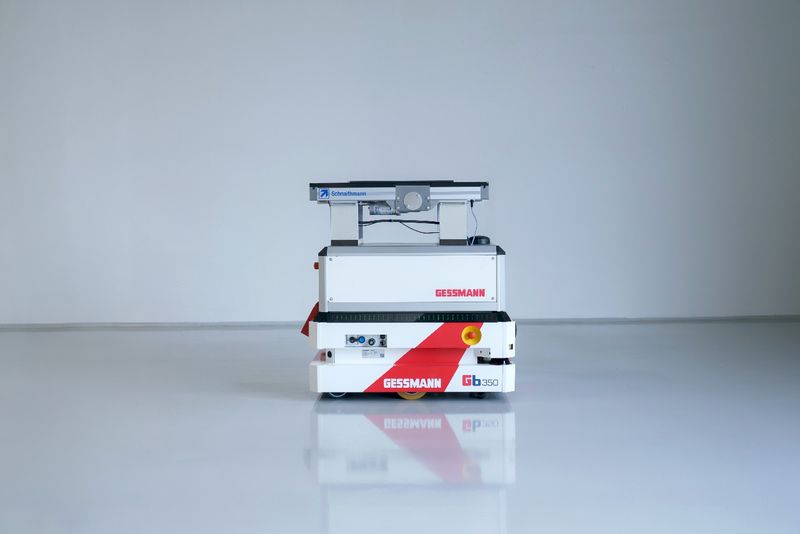 Der GESSbot von Gessmann mit einem BS21-Flachriemenband von Schnaithmann: Der autonome mobile Roboter transportiert Werkstückträger, Kleinladungsträger oder komplette Baugruppen autonom zwischen definierten Übergabepunkten einer Transfer- oder Montagelinie.(Bild:  Schnaithmann)