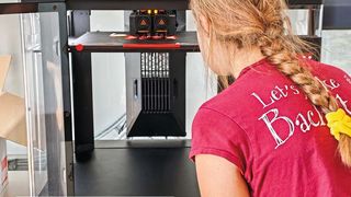 Beim Sommerferienprogramm am KIT konnten Schülerinnen den 3D-Druck für sich entdecken. (Bild: Carl Roth)