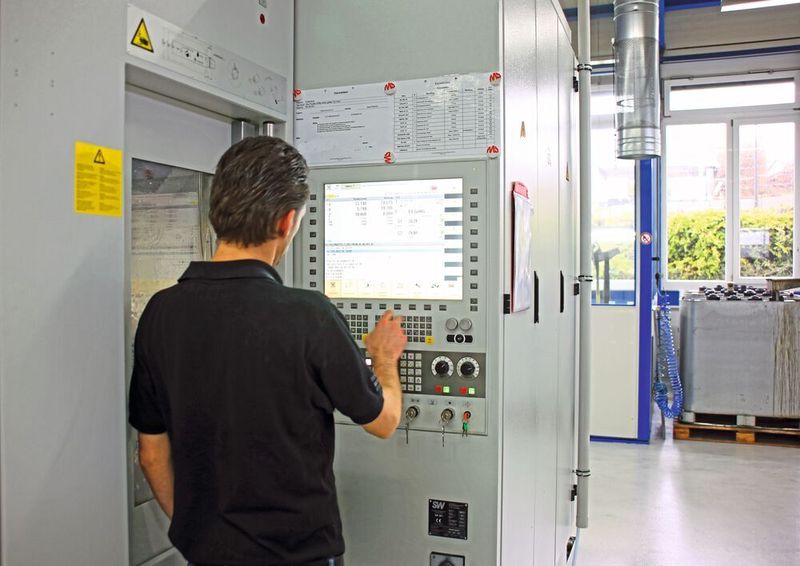Durch die Produktionsbegleitung „life start Up“ in der ersten Woche nach der Inbetriebnahme konnte sich der Mitarbeiter schnell in die Bedienung einfinden und selbstständig mit der Maschine arbeiten.  (Klaus Vollrath)