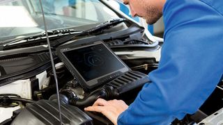 Der PC-Einsatz in der Werkstatt ist eine Herausforderung. Deshalb sollten Kfz-Betriebe nur besonders robuste Geräte einsetzen. (Getac)