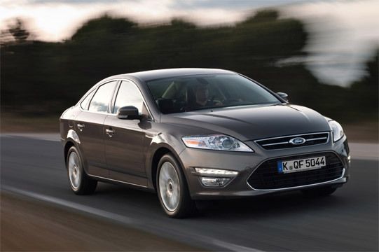 Neben neuen Motoren hat Ford den Mondeo auch optisch überarbeitet: Die Lufteinlässe wurden modifiziert, bei den teuren Ausstattungsvarianten Titanium und Titanium S gehören LED-Tagfahrlichter zum Lieferumfang. (Archiv: Vogel Business Media)