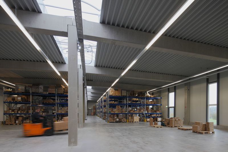 Die neue Lagerhalle bietet Platz für mehr als 14.000 unterschiedliche Wälzlager- und Lineartechniktypen.  (Knapp)