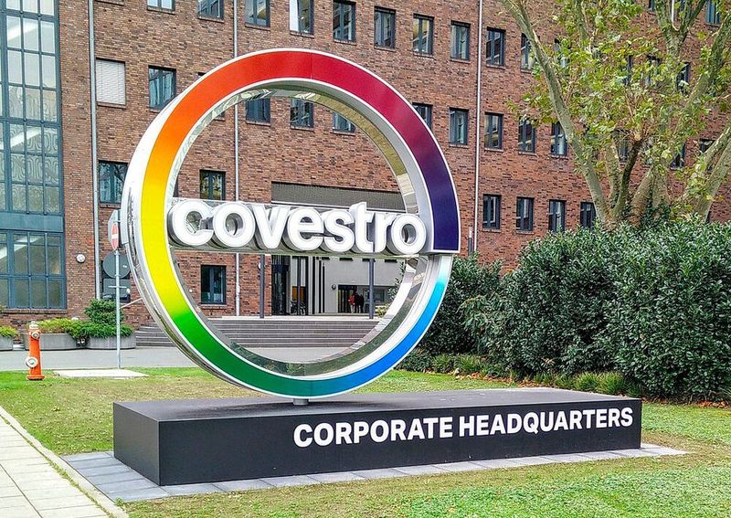 Platz 8: Covestro mit 12,412 Milliarden Euro Jahresumsatz im Geschäftsjahr 2019 (Das Logo vor der Konzernzentrale in Leverkusen / JohnWilliamDoe / CC BY-SA 3.0)