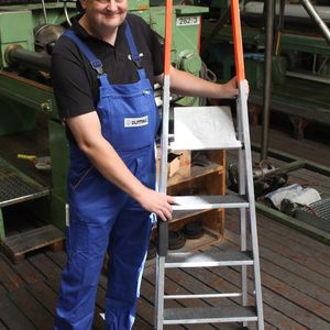 Christoph Kiemann, der Leiterbeauftragte der Butting-Gruppe, setzt auf Stufenstehleitern der Günzburger Steigtechnik mit der rutschhemmenden Trittauflage „Clip-Step R13“.