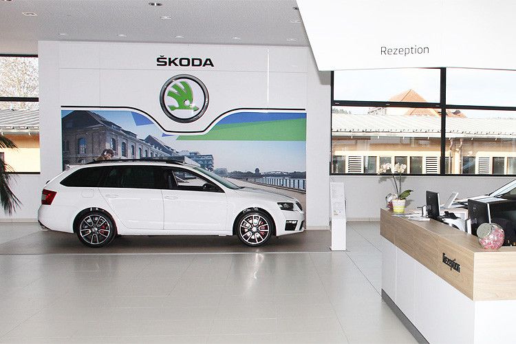 Innen ist das Autohaus sofort als Skoda-Betrieb zu erkennen. (Foto: Autohaus Röhr)