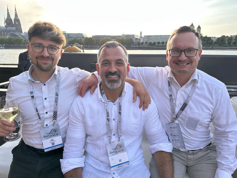 Das Cyperport-Team: (v. l.) Tom Weigt, Ünal Özcan und Rafael Kasperek genießen die Aussicht auf den Kölner Dom. (Bild: Vogel IT-Medien GmbH)