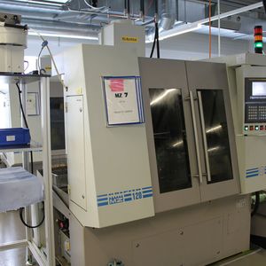 Wesentlicher Bestandteil der Produktion sind die von einer Fanuc-CNC gesteuerten Verzahnmaschinen MZ120 und MZ130. Sie sind mit Schnellladern ausgestattet und soweit automatisiert, dass sie auch mannlos betrieben werden können.