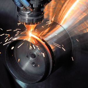 Bild 1: Laserauftragschweißen in der Fünf-Achs-Fräsmaschine – Die Hybridmaschine Lasertec 65 3D kombiniert das generative Laseraufbauverfahren mit der Fräsbearbeitung.
