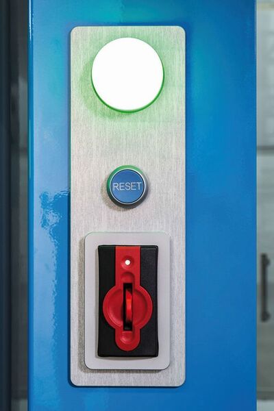 Das CKS eingebaut mit Reset-Schalter und Anzeige, die je nach Zustand der Maschine weiß, blau, rot, grün oder gelb aufleuchten kann. (Frieder Daubenberger)
