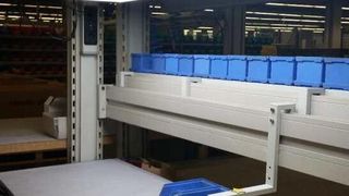 Die neue LED-Panel-Leuchte von Bauer & Böcker bietet gleichmäßige Ausleuchtung ohne Blendung und eignet sich zur Anbringung über Montagearbeitsplätzen und zur flexiblen Positionierung an einem Ständer. (Bild: Bauer & Böcker)