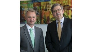 Thomas Schmidt (rechts) und Klaus Alberti, Geschäftsführer von Infraserv Logistics, freuen sich auf das neue Gefahrstoff-Lager.  (Infraserv Höchst)