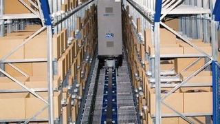 Im Hochregallager von Leineweber: Schon 2006 baute BSS das Zentrallager für Liegeware, 2012 kam der Auftrag, die Kommissionierung auf das „Ware-zum-Mann“- Prinzip umzustellen. (Bild: BSS Bohnenberg)