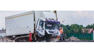 Der Zabag-Poller im Crashtest (1st-Picture.de/ZABAG)