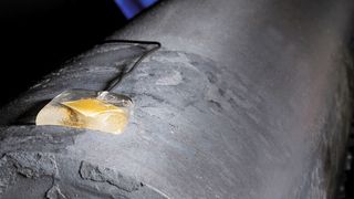 Auf einem Stahlrohr aufgebrachter Ultraschallwandler zur Zustandsüberwachung an 600 °C heißen Rohrleitungen (Bild: Knud Dobberke für Fraunhofer ISC)