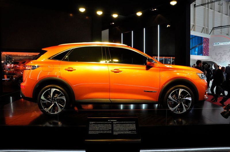 Mit dem DS 7 Crossback präsentiert der Nobel-Ableger des PSA-Konzerns ein eigenständiges Kompakt-SUV, das der deutschen Premium-Konkurrenz Kunden abjagen soll. (Wehner / »kfz-betrieb«)