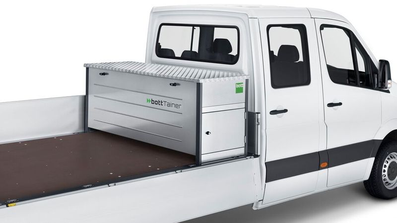 Die Box „Bott-Tainer“ sichert Equipment auf offenen Ladeflächen und bietet variablen Stauraum. (Bild: Bott)