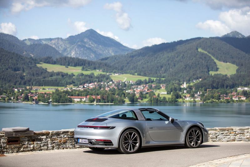 Für dieses Dachsystem greift Porsche auf das Cabriolet zurück, der Targa ist jedoch nochmals schwerer. (Bild: Auto-Medienportal.Net/Porsche)