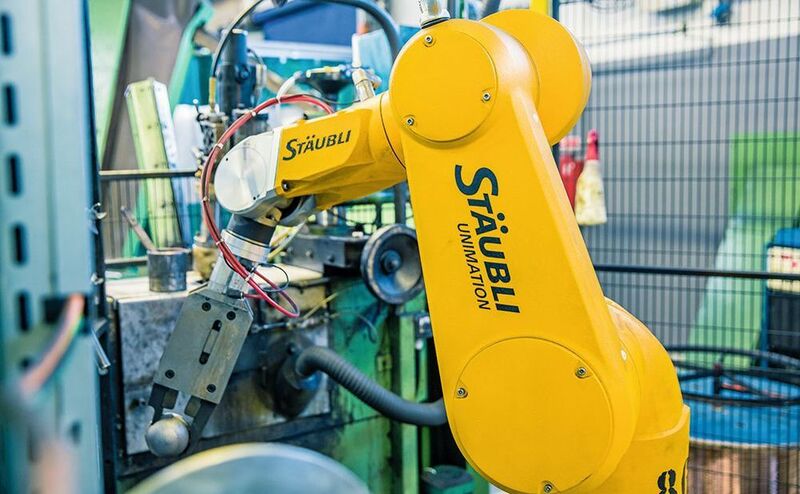 Even the working conditions for the workforce improved with the modernisation of the assembly line: the robots take over lifting of heavy loads and offer more flexibility in peak times. (Christian Pfammatter / Stäubli)