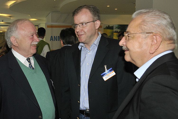 Im Gespräch: (v.re.) ZDK-Präsident Jürgen Karpinski, Florian Fischer, Geschäftsführer Vogel Business Media, und ZDK-Ehrenpräsident Bernhard Enning. (Foto: Zietz)