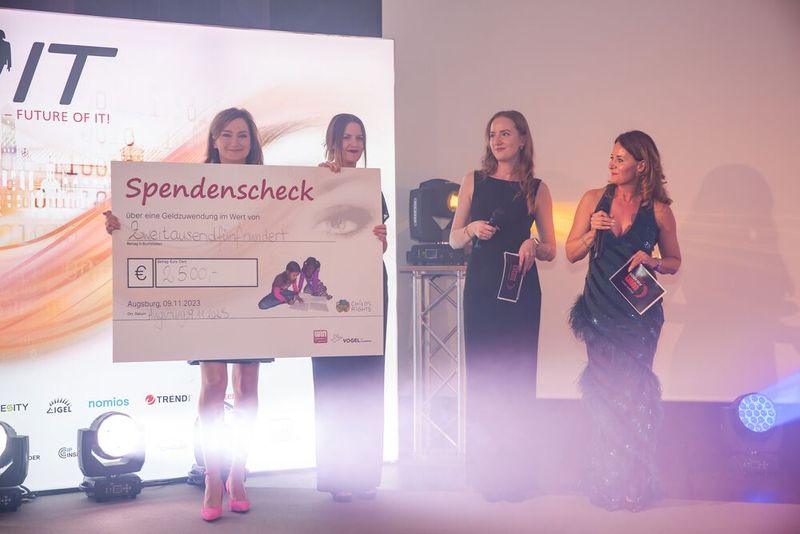 Grund zur großen Freude gab es allemal – 2.500 € Spendenerlös wurden den Tag über eingenommen und durch eine großartige Zugabe von Oliver Schallhorn (Public Cloud Group) und Fujitsu auf sagenhafte 7.800 € erhöht! (Bild: www.hamann.photo)