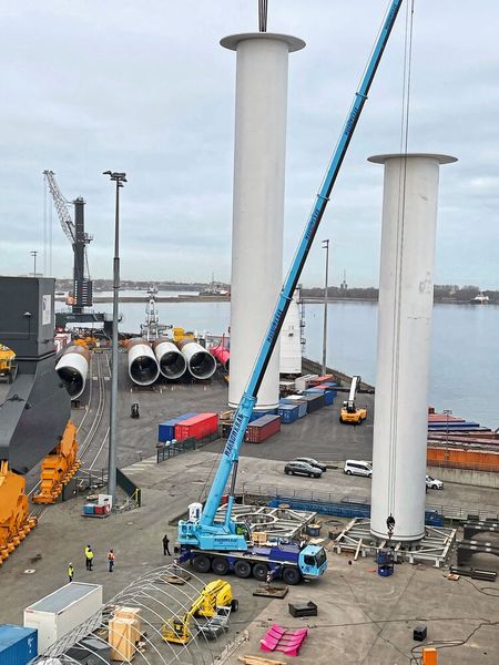 Um das Rotorsail für seine Aufgabe fertigzustellen, wird landseitig ein Testfundament aus vorgefertigten Stahlstreben verschraubt. (Bild: Hytorc)