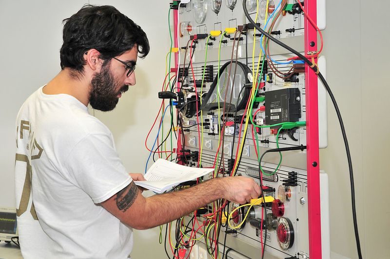 Sein Landsmann, Sandro Pinto Alves, sucht hier die Fehler in der CAN-Bus-Elektronik. (Schmidt/»kfz-betrieb«)