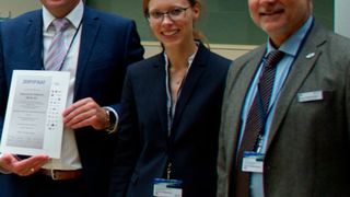 Zertifizierung bestanden: (v.li.) Harald Grassl (BMW), Katerina Krejcarkova (BMW Agentur) und Klaus Poppenberger (BMW). (Promotor)