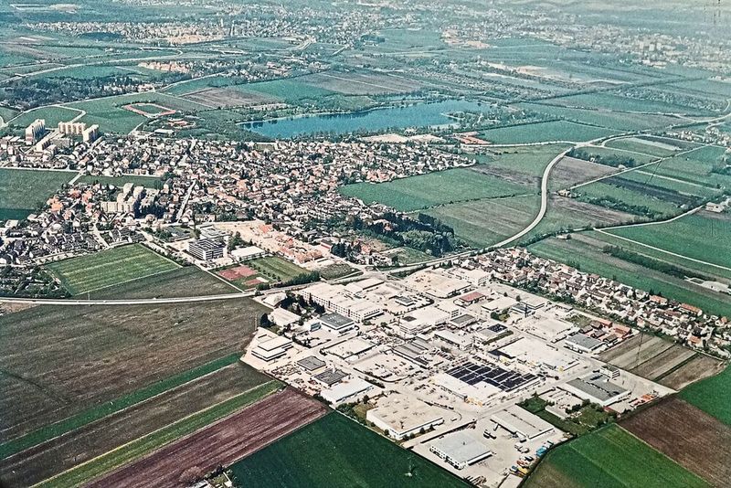 1985 wurde mit der Lacon Electronic ein Elektronikdienstleister gegründet, der jetzt als Incap Electronics Germany zu den großen EMS-Anbietern in Europa zählt. Das Bild zeigt das Industriegebiet Karlsfeld in den achtziger Jahren, in dem Incap bis heute produziert. (Bild: Incap)