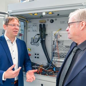 Prof. Alexander Sauer und Prof. Kai Peter Birke am Brennstoffzellenteststand im WAVE-H2-Labor(Bild:  Universität Stuttgart / Max Kovalenko)