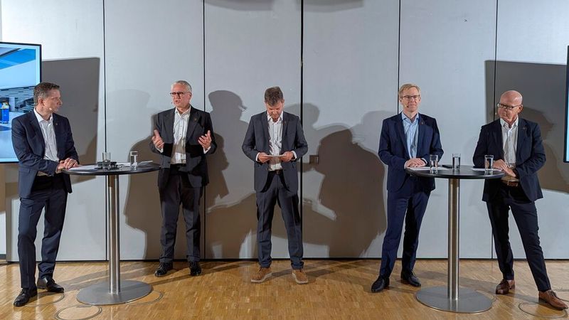 Wie wichtig der Ersatzteilmarkt für die Autozulieferer geworden ist, zeigt die hochkarätige Besetzung des Podiums bei der Continental-Pressekonferenz: Neben den Aftermarketverantwortlichen Enno Straten (links, Leiter des Geschäftssegments Automotive Aftermarket) und Rolf Sudmann (rechts, Leiter des Aftermarket-Geschäftes bei Contitech) waren auch zwei Vorstände gekommen: Philipp von Hirschheydt, (2. v. l., verantwortlich für den Unternehmensbereich Automotive) und Philip Nelles, (2. v. r., verantwortlich für den Unternehmensbereich Contitech). Mitte: Christopher Schrecke vom Aftermarket Communications Team. (Bild: Rosenow – VCG)