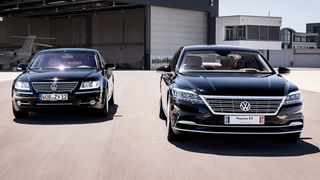 Für die erste Generation des Phaeton (links) war bereits ein Nachfolger (rechts) geplant. (Bild: Volkswagen)