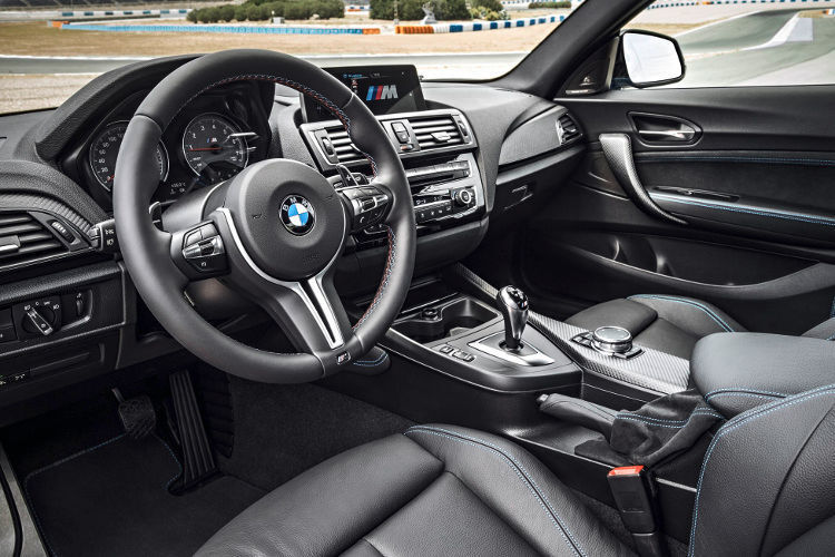 Innen kommen Alcantara und offenporiges Carbon zum Einsatz, Sportsitze und Sportlenkrad sind serienmäßig. (Foto: BMW)