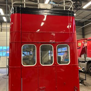 Nachdem ab dem Ende der 60er-Jahre in Großbritannien der Einmannbetrieb (ohne Schaffner) für Doppeldeckerbusse gesetzlich erlaubt wurde, wurden die Lodekkas zunehmend von moderneren Bussen mit Einstiegen vor der Vorderachse (z. B. Leyland Atlantean und Bristol VRT) verdrängt. (Bild:  Dekra)