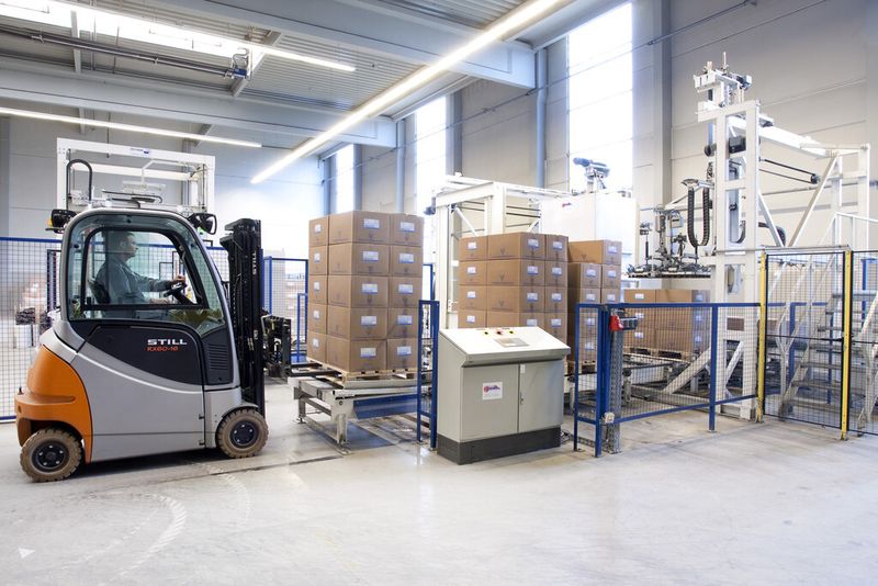 Vollautomatisierte Anlage zur Bestrahlung verpackter Waren mit beschleunigten Elektronen. (Bild: BGS)
