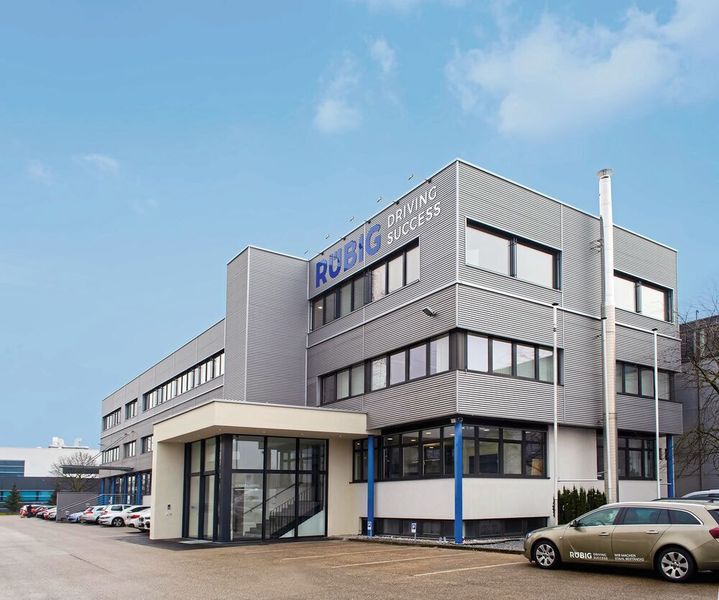 Die Rübig Alu GmbH ist Teil der eigentümergeführten Rübig Gruppe. Das Familienunternehmen wurde 1946 gegründet und hat seinen Hauptsitz in Wels (Österreich) sowie Standorte in Deutschland, der Slowakei, Indien, China und den USA. Rübig verfügt über umfassende Kompetenz in der Schmiedetechnik, der Wärmebehandlung von Stahl- und Aluminiumwerkstoffen, der Oberflächentechnik sowie im Anlagenbau. Das Unternehmen ist als High-Tech-Partner unter anderem für die Automobil-, Luftfahrt- und Medizintechnikindustrie tätig. Die Geschäftsführung der RÜBIG Gruppe liegt bei DI Bernd Rübig und DI Dr. Christian Dipolt MBA. Mit rund 500 Mitarbeitenden erzielt die Gruppe ca. 70 Millionen Euro Jahresumsatz.  (Bild: Rübig)