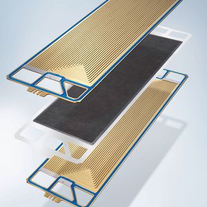 Die PEM-Brennstoffzelle: In der Mitte befindet sich eine dünne Kunststofffolie, die „Protonen-Austausch-Membran“ oder PEM (Proton Exchange Membrane). Diese Membran ist auf beiden Seiten mit einer dünnen Katalysatorschicht und einer gasdurchlässigen Elektrode beschichtet. Umgeben ist die Membran von zwei so genannten Bipolarplatten (goldfarben), in die Gaskanäle eingefräst sind. Viele dieser einzelnen hintereinander geschalteten Brennstoffzellen ergeben einen Brennstoffzellen-Stapel (Stack).(Bild:  Daimler)