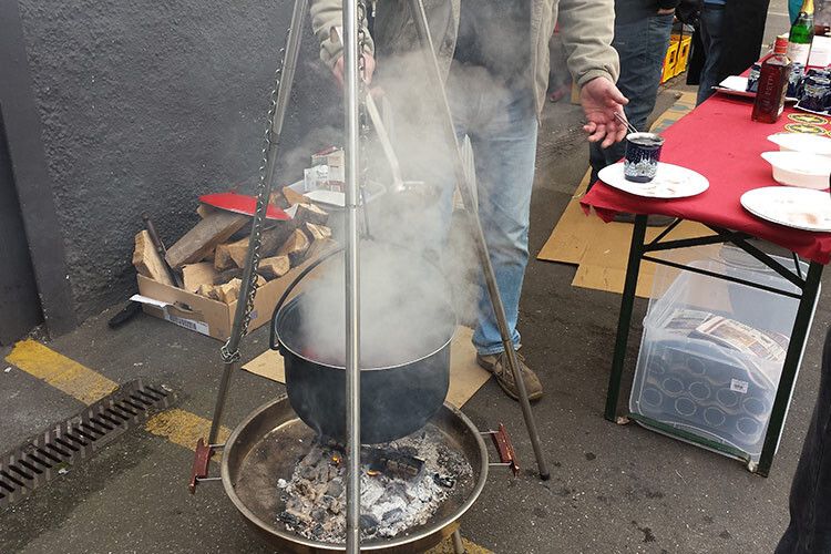 Der Glühwein kommt bei Gerstel nicht etwa fertig aus der Flasche... die Ehre des Service-Teams steht auf dem Spiel. (Foto: Gerstelblog)