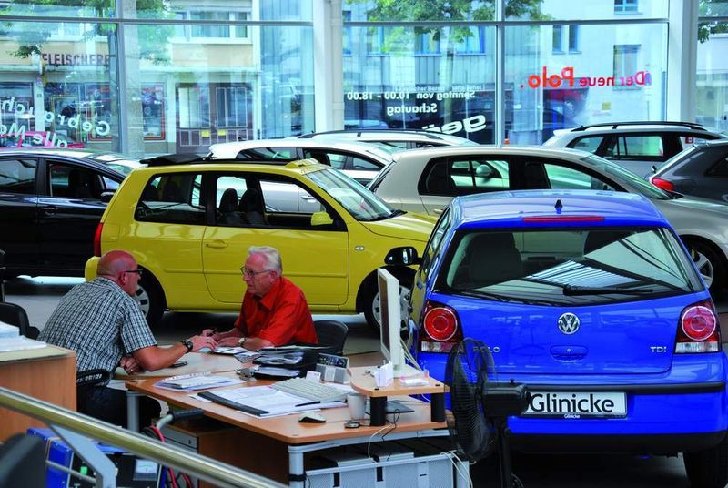 Kundenberatungsgespräch im VW-Zentrum Kassel. (Archiv: Vogel Business Media)