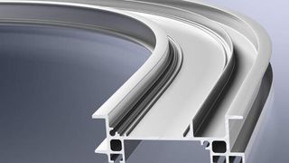 High Tech-Biegetechnologie für schwierige und komplexe Profilquerschnitte (Bild: Schüco International)