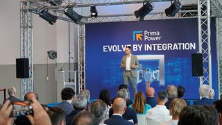 Stefano Gecchele, Prima Power’s Bending Product Unit Manager während seiner Rede. (Bild: Prima Power)