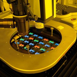 Probe station with patterned Oleds in the clean room of Fraunhofer FEP