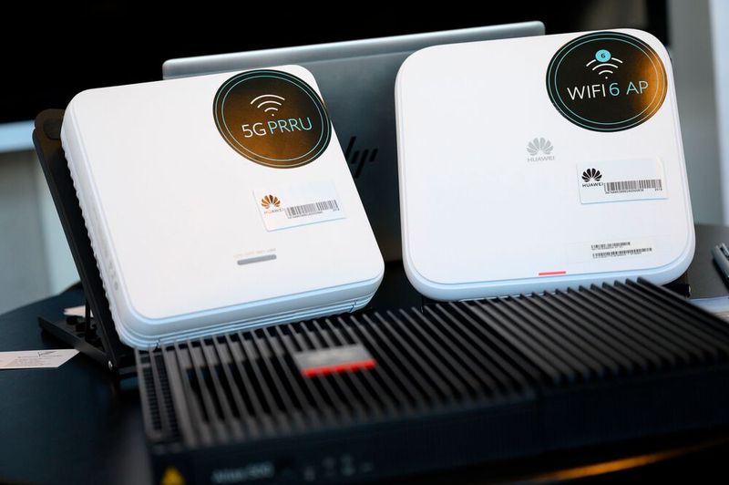 In Verbindung mit dem diesjährigen Motto „Connecting AI & Gears“ zeigt Huawei  auf der Hannover Messe 2020 (Halle 14, Stand H18) Produktinnovationen und neue Lösungen auf, die auf disruptiven Technologien wie 5G, Wi-Fi 6, Künstliche Intelligenz (KI), Internet of Things (IoT), All-flash-Storage sowie Edge- und Cloud-Computing basieren. Huawei unterstützt dabei auch die aktuellen Megatrends der Digitalisierung, Individualisierung und Dekarbonisierung. Laut Huaweis Global Industry Vision (GIV@2025) führen 97 Prozent der Großunternehmen bis 2025 KI ein, wobei sich die meisten KI-bezogenen Anwendungen und Technologien voraussichtlich um den Einsatz volldigitaler Technologien und intelligenter Fertigungssysteme in Smart Factories drehen. In Hannover können die Besucher sehen und erleben, wie IKT-Lösungen und erfolgreiche Praktiken von Huawei, eingebettet in eine reale Produktionsumgebung und Bereiche wie Design, Logistik und Instandhaltung Kunden dabei unterstützen, in der komplexen und sich schnell verändernden Industrielandschaft der heutigen Zeit erfolgreich zu sein. (Bild: Deutsche Messe)