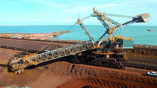 Kunstwerk aus Stahl:  Ein Schaufelradrückladegerät wiegt oft über tausend Tonnen. (Archiv: Vogel Business Media)