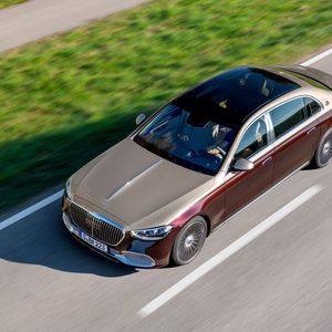 Erkennungsmerkmal ist unter anderem eine Zweifarb-Lackierung.(Bild:  Daimler)