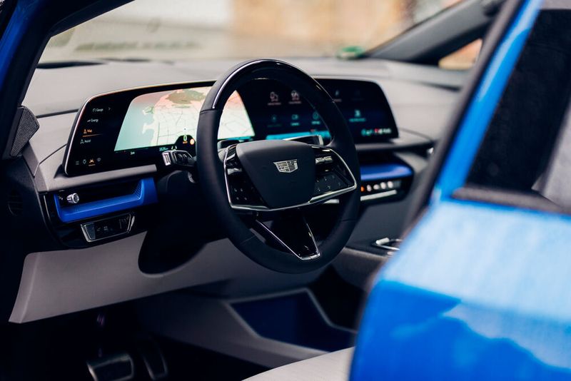 Das Cockpit bietet ein langgezogenes (33-Zoll), trapezförmiges und leicht gekrümmtes Display, das sich bis über die Mitte der Armaturentafel spannt. (Bild: Cadillac)