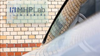 In seiner Ideenwerkstatt in Ludwigsburg entwickelt MHP auch virtuelle Trainings für die VR-Brille Apple Vision Pro. (Bild: MHP)