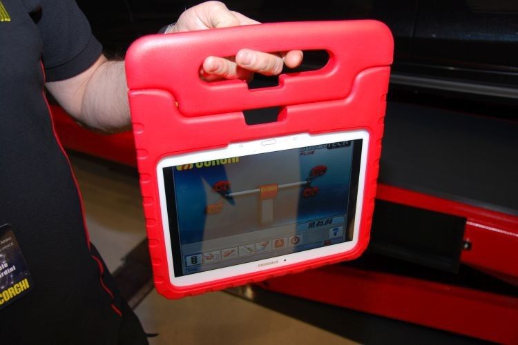 Clever: Ein kostengünstiges Standardtablet in einer sturzsicheren PU-Hülle ersetzt ein teueres Toughbook. (Foto. Holz)